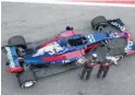  ??  ?? Los pilotos de Red Bull posan con su nuevo monoplaza.