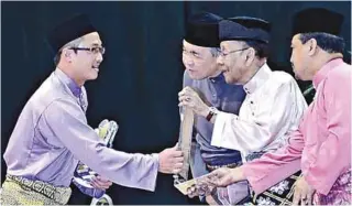  ?? ASHRAF SHAMSUL/
THE SUN ?? The King presenting the award to Mithun Jay while Ahmad Zahid (left)) and Jamil look on.