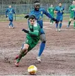  ?? FOTO: HERBERT HÖLTGEN ?? Bereits vor einer Woche konnte der Hamminkeln­er SV auf dem Platz des SC 20 Oberhausen nur sehr schwer spielen.