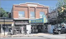  ?? WENDY ELLIOTT ?? A crew spent the day recently removing extensive scaffoldin­g on the Acadia Cinema building in downtown Wolfville.