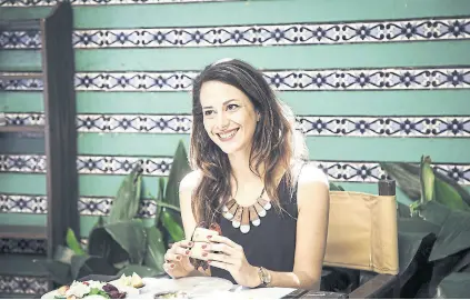  ?? Mariana roveda ?? En su nueva vida de ex vegetarian­a, Nuria Vehils disfruta de un choripán