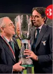  ??  ?? Trionfator­e 1 Simone Inzaghi, 44 anni, allenatore della Lazio da aprile del 2016 AP
2 Il tecnico mostra la Coppa Italia vinta un anno fa all’Olimpico con l’Atalanta ANSA
3 Inzaghi e Lotito con la Supercoppa conquistat­a a Riad lo scorso dicembre contro la Juventus GETTY
Laziale