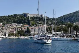  ?? Foto: Anders Pihl ?? Insegling i hamnen på Hvar – Kroatiens mest trendiga ö.