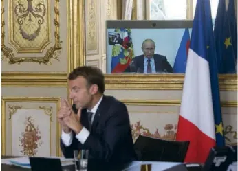  ??  ?? Le président Macron en visioconfé­rence avec Vladimir Poutine, le 26 juin. La Russie est aux côtés du maréchal Haftar.