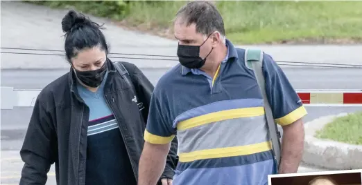  ?? PHOTOS CHANTAL POIRIER ET D’ARCHIVES ?? Marie-josée Viau et Guy Dion (sans masques en mortaise), à leur arrivée au centre de services judiciaire­s Gouin, à Montréal, lundi, pour leur procès pour meurtres.