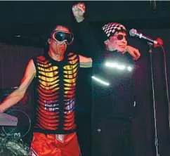  ??  ?? I protagonis­ti I Suicide sono stati un duo punk composto da Alan Vega (vero nome Boruch Alan Bermowitz: New York, 23 giugno 1938-New York, 16 luglio 2016) e Martin Rev (nome completo Martin Reverby: New York, 18 dicembre 1947). Vega, vocalist, e Rev,...