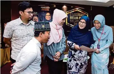  ??  ?? EXCO Jawatankua­sa Tetap Kesihatan, Kebajikan, Pemberdaya­an Wanita dan Keluarga, Dr Siti Mariah Mahmud (dua dari kanan) dan Faiz (kiri) pada majlis penutup kem.