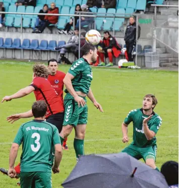  ?? Foto: Karin Tautz ?? Vergeblich mühten sich die Herbertsho­fer Florian Asam und Martin Roth (von links) gegen Benedikt Rauch, Florian Schulz und Se bastian Schnell vom VfL Westendorf.