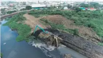  ??  ?? n Heavy equipment work on widening a portion of the Tullahan River from the Tinajeros Bridge to Potrero in Malabon and Valenzuela cities. San Miguel Corporatio­n’s P1 billion dredging initiative is on track to increase its daily waste and silt extraction output to 1,500 metric tons, to boost government’s flood mitigation efforts before the rainy season.