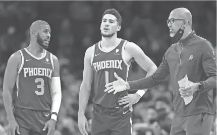  ?? CHRISTIAN PETERSEN/GETTY IMAGES ?? Suns coach Monty Williams talks with Chris Paul (3) and Devin Booker (1).
