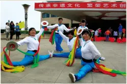  ??  ?? 天津市汉沽区首届飞镲­节于2013年6月举­行，图为在飞镲节上表演的­汉沽飞镲“五朵金花”造型
