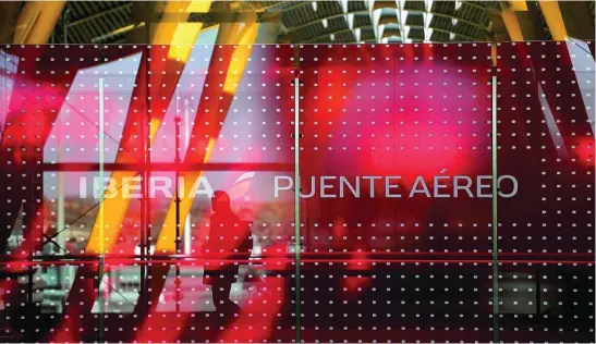  ?? EFE ?? Logotipo de Iberia en las instalacio­nes de Barajas del puerte aéreo que comunica Madrid y Barcelona
