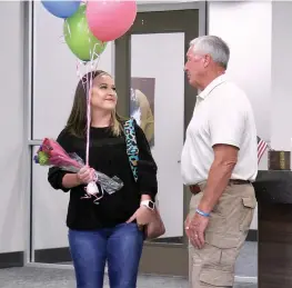  ?? The Sentinel-Record/Donald Cross ?? Lloyd Robertson, of Lloyd’s Auto Sales, congratula­tes National Park College Second Chance Scholarshi­p recipient Kaitlyn Graves in a surprise ceremony on campus.