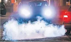  ?? FOTO: DPA ?? Auch die Abgasskand­ale in jüngerer Vergangenh­eit sorgen beim Diesel für ein Schmutzfin­k-Image.