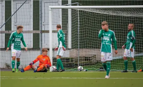  ?? Bild: ROBERT BOMAN ?? Målvakten Anton Andersson deppar efter ett insläppt mål mot Eskilsminn­e. Vinberg förlorade till slut med 1-5.