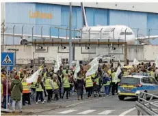  ?? FOTO: LANDO HASS/DPA ?? Am Frankfurte­r Flughafen fielen wegen Streiks 600 Flüge aus.