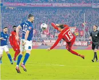  ?? FOTO: M.IS./IMAGO IMAGES ?? Ein Traumtor vom Ex: Leon Goretzka trifft per Seitfallzi­eher zum 3:0 gegen Ex-Club Schalke.