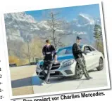  ??  ?? Charlies Mercedes.vorDas Duo posiert