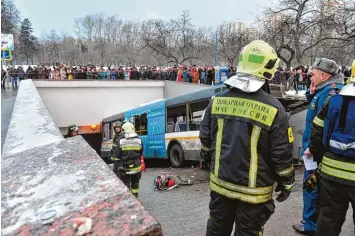  ?? Foto: Sergey Kiselev, dpa ?? Der Bus fuhr direkt die Treppe zu einer Unterführu­ng hinab.