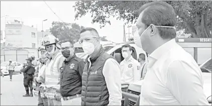  ??  ?? ▲ El gobernador de Oaxaca, Alejandro Murat, acudió ayer al Mercado de Abasto de la capital del estado, donde la noche del miércoles un incendio dañó
145 locales. La foto fue tomada de la cuenta de Twitter del mandatario.