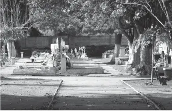  ??  ?? EL FUNERAL DE SEGUEL se realizó durante este lunes en el Cementerio General.