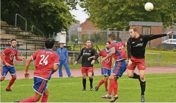  ?? RP-FOTO: G. EVERS ?? Szene aus dem Derby zwischen Viktoria Goch und 1. FC Kleve II (1:1).