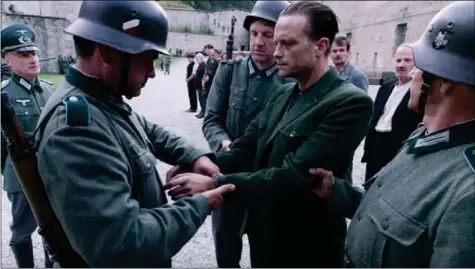  ?? ?? Scenebilde fra storfilmen «A Hidden Life» som viser Franz Jägestätte­r som blir arrestert, da han ikke vil slåss for Hitler.