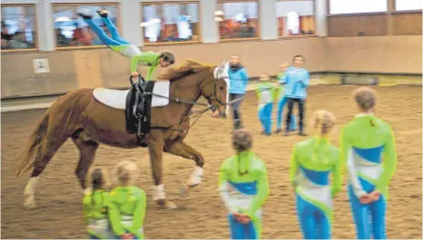  ?? FOTO: OLAF E. JAHNKE ?? Beim Neujahrsre­iten des Reit- und Fahrverein­s Krumbach zeigen die Mädchen der Voltigier-Gruppe, was sie geübt haben.