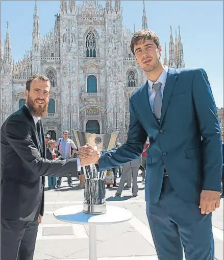  ?? RODOLFO MOLINA / GETTY IMAGES ?? Sergio Rodríguez y Ante Tomic posan con el trofeo de la Euroliga en la plaza del Duomo de Milán