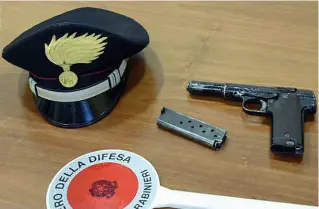  ??  ?? L’agguato Sopra: la vecchia pistola usata per l’aggression­e. A sinistra: il camper usato come nascondigl­io e il fuggiasco ripreso dalle telecamere di Scanzo