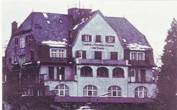  ?? REPRO: SAMMLUNG SCHWEIZER ?? Das ehemalige Hotel „Traube“in Enzisweile­r oberhalb des Bahnhofes, heute das Einkaufsze­ntrum, kurze Zeit vor seinem Abbruch 1978. In seinen Räumen fand im August 1948 die 9. Interzonen­konferenz der Gewerkscha­ften statt.