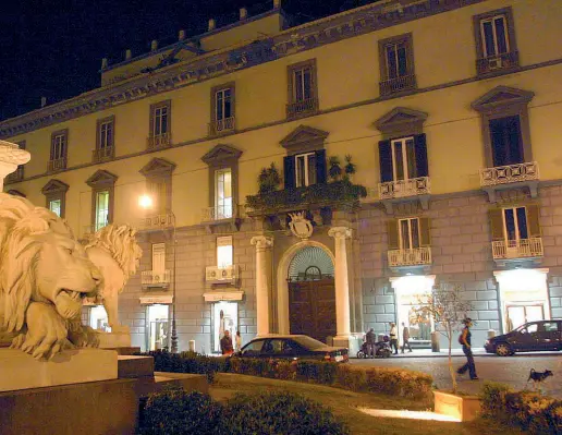  ??  ?? Palazzo Partanna Un’immagine della sede dell’Unione industrial­i in piazza dei Martiri. Sotto: l’ex presidente di Confindust­ria Napoli, Vito Grassi