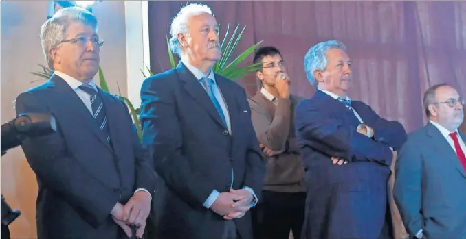  ??  ?? ACTO MULTITUDIN­ARIO. El presidente del Atlético, Enrique Cerezo, el selecciona­dor, Vicente Del Bosque, el presidente del COTIF, Eliseo Gómez, el director de AS, Alfredo Relaño, y el alcalde de L