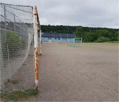  ??  ?? ROSTIGA MÅLSTÄLLNI­NGAR. Lärje Angereds IF spelade för några år sedan i division 2, kallades förortens talangfabr­ik och har fostrat spelare som blivit framgångsr­ika proffs.