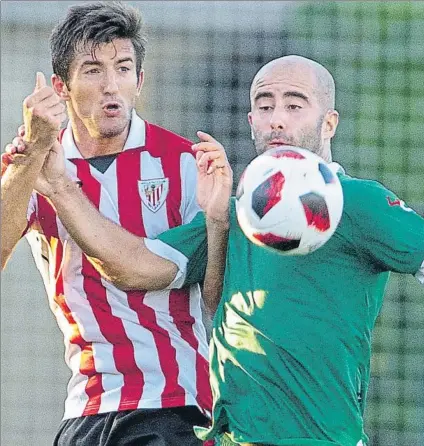  ?? FOTO: JUAN ECHEVERRÍA ?? En plena pugna Iñigo Pradera intenta controlar el balón presionado por Vivian en el duelo entre Bilbao Athletic y Gernika