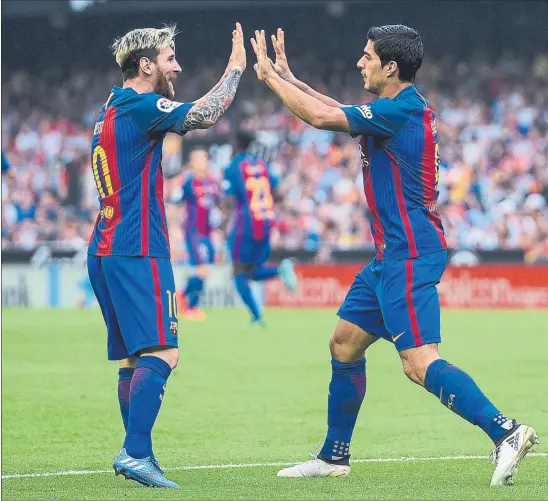  ?? FOTO: PERE PUNTÍ ?? Suárez y Messi, en Mestalla El Barça ha encadenado dos victorias importante­s ante el City y el Valencia