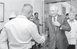  ?? — Gambar Bernama ?? KE MUKA PENGADILAN: Najib (dua kanan) hadir ke Mahkamah Sesyen semalam pada sebutan semula tiga pertuduhan baharu pengubahan wang haram berjumlah RM47 juta, lima tahun lepas.