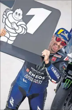  ??  ?? Maverick Viñales sujeta el cartel con el número '1' tras lograr la pole.