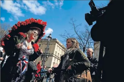  ?? THOMAS SAMSON / AFP ?? Una prostituta protesta davant la seu de l’Assemblea Nacional francesa per l’aprovació de la llei