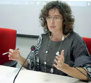  ??  ?? Studiose Barbara Poggio del Centro Studi Interdisci­plinari di Genere dell’Università di Trento (a sx) e Alessia Dona responsabi­le del corso «Profession­e Politica»