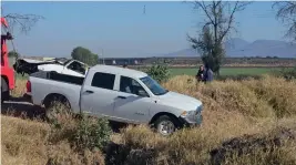  ?? FOTO: CORREO ?? l
PERDIÓ EL CONTROL. Atrás se observa el Jetta en el que iban las víctimas de este accidente mortal ocurrido en la carretera Salamanca-Cárdenas.