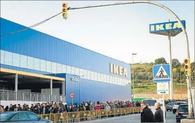  ?? GEMMA MIRALDA / ARCHIVO ?? Cola ante el Ikea de Sabadell el día de la inauguraci­ón