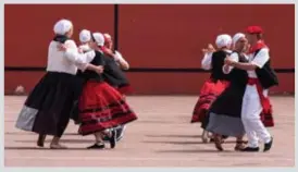  ?? Photo : Leslie Quennehen ?? Le groupe de danseurs Basques de Saint-Pierre-et-Miquelon animeront, parmi d'autres, les festivités.