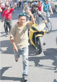  ??  ?? Gente en bicicleta, en moto o a pie intentaba dar alcance al auto del mandatario, con la intención de sacar una foto o un video.