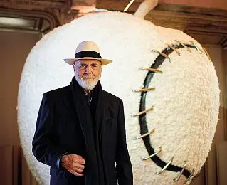  ?? ?? Icona L’artista Michelange­lo Pistoletto davanti alla sua opera «La mela reintegrat­a»