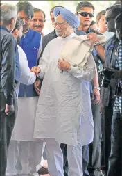  ?? NITIN KAMOTRA/HT ?? Former Prime Minister Manmohan Singh being welcomed by party leaders in Jammu on Sunday.