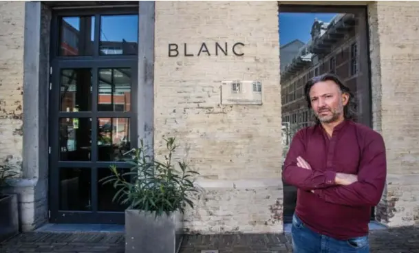  ?? FOTO KAREL HEMERIJCKX ?? “Op 8 juni zijn we weer opengegaan, maar we draaien nog lang niet op volle kracht”, zegt chef Ayt Erdogan van restaurant Blanc in Sint-Truiden.