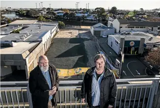  ?? BRADEN FASTIER/ STUFF ?? Nelson City Council central city working group chairman councillor Pete Rainey, left, and city centre developmen­t programme lead Alan Gray discuss a planned youth pop-up park, earmarked for the site behind them.