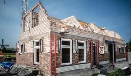  ?? FOTO RAYMOND LEMMENS ?? In België worden de uitsparing­en voor ramen en deuren in de ruwbouw opgemeten, waarna de kozijnen, meestal uit kunststof, op maat gemaakt worden. In Nederland (foto) zijn die vaker van hout en worden ze meteen in de muren ingemetsel­d.