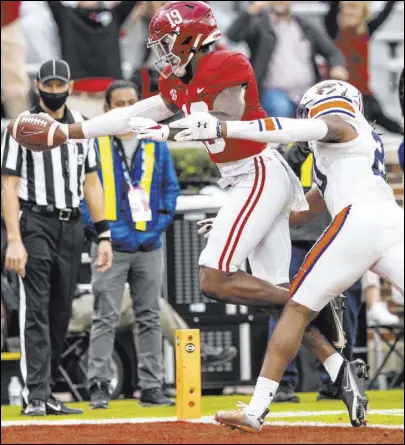  ?? Mickey Welsh The Associated Press ?? Alabama tight end Jahleel Billingsle­y beats defensive back Jamien Sherwood for a touchdown.